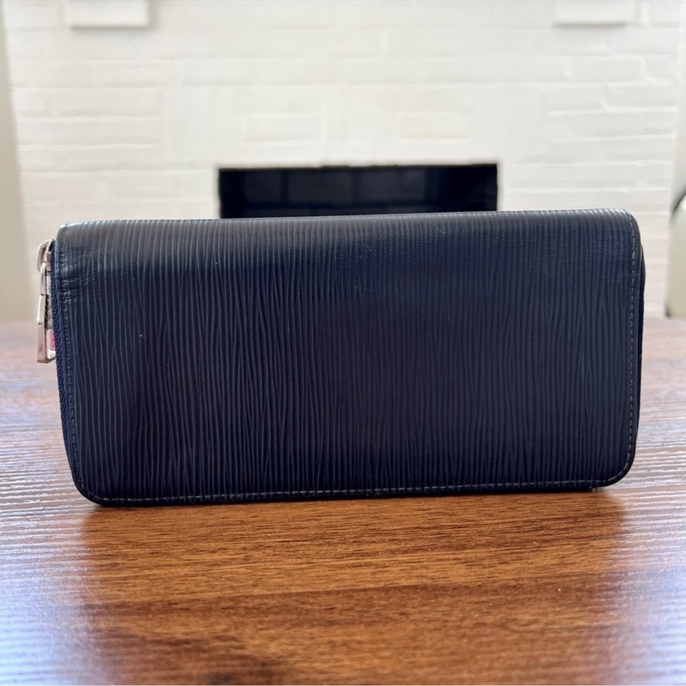 Authentic Louis Vuitton Vertical Epi Organizer Wallet - Picture 2 of 9